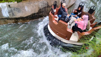 Wahana arung jeram di Saloka Theme Park Semarang. Wahana arung jeram di Saloka Theme Park Semarang.