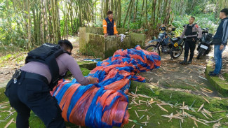 Polres Wonosobo Gulung Balon Udara Liar Tanpa Diikat yang Bahaya kan Penerbangan