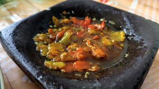 Pedasnya Juara, Ini Cara Membuat Sambal Bawang Khas Ayam Goreng Klaten yang Legendaris