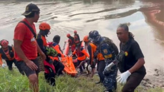 Mabuk Miras, Warsito Sempoyongan Lalu Meluncur ke Sungai Pemali Pemalang
