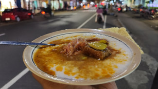 Ke Salatiga Jangan Lupa Mampir ke Bubur Tumpang Mbah Rukiyem, Daging Koyornya Empuk