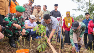 1000 Bibit Pohon Buah-buahan Hijaukan Waduk Logung Kudus