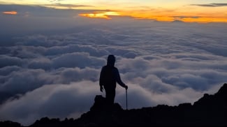 Panorama di puncak Gunung Slamet Jawa Tengah. Panorama di puncak Gunung Slamet Jawa Tengah.