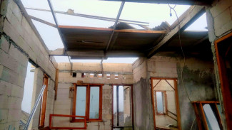Diterjang Puting Beliung Ribuan Genting Rumah Warga Hancur