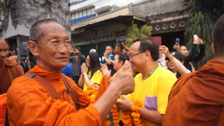 Ribuan Warga Iringi Rombongan Bhikku Tudhong Masuk Vihara Avalokitesvara Sri Kukusrejo Gunung Kalong
