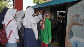 Lewat Kebijakan Kartu BRT Gratis Agustina-Iswar, Mahasiswa Ini Senang Bisa Ringankan Beban Orang Tua