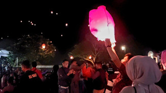Pukau Wisatawan Ribuan Lampion Hiasi Langit Gedong Songo