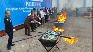 Bea Cukai Jateng DIY Bakar Jutaan Batang Rokok Ilegal