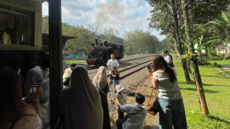 Kereta Api Uap Wisata Baru Klinthing Resmi Meluncur di Ambarawa