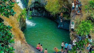Berpetualang ke Curug Jeglong: Air Terjun Biru yang Viral di Kendal