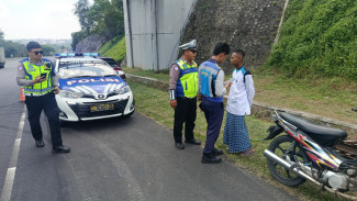Nyasar Masuk Tol Semarang Solo,Pengendara Motor Diamankan Petugas