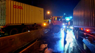 Hindari Motor, Truk Kontainer Lompat Median Setinggi 80 Cm Dan Nyaris Hantam Kendaraan Lawan Arah