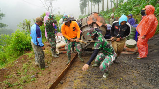 Cerita Tentara Berjibaku Bersama Warga Saat Pengecoran Jalan Tapi Molen Rusak