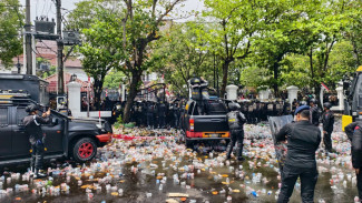 Temui Pendemo Dengan Mobil Lapis Baja, Bupati Pati Sudewo Dilempari Sandal