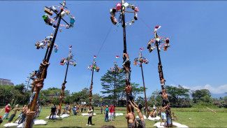 Meriah! Lomba Panjat Pinang Rayakan HUT ke 80 Kemerdekaan RI di Saloka Theme Park Semarang