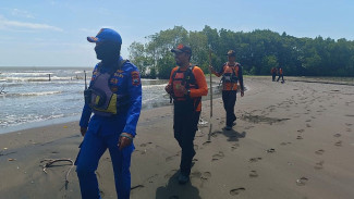 Perahu Terbalik, Pemancing di Pekalongan Digulung Ombak