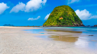 Pantai Pulau Merah, Primadona Wisata Banyuwangi