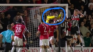 Bukan Tangkap Bola, Onana Malah Tangkap Kepala Lawan Saat Gawang MU Dibobol Grimsby