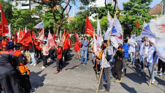 Demo Buruh di Semarang, Massa Tuntut Kenaikan Upah Buruh 10,5 Persen Sembari Kecam Gaji DPR