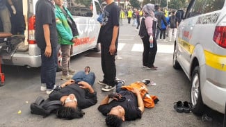 Pengunjuk Rasa Tumbang Terpapar Gas Air Mata Saat Demo Dibubarkan Polisi Anti Huru Hara