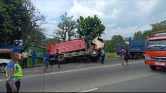 Truk Boks Rem Blong di Salatiga, Hantam Dua Kendaraan dan Kios Hingga Roboh