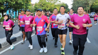 Ribuan Pelari Jersey Merah Jambu Penuhi Solo dalam Solo Run Fest 2025