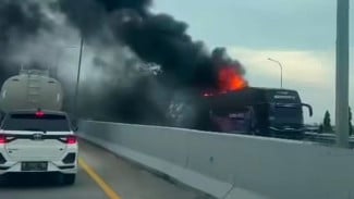 Bus Terbakar di Jalan Tol Batang-Semarang KM 395 Kendal