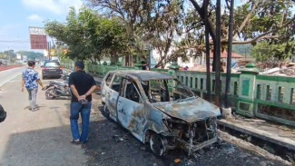 Diduga Konsleting Listrik Audio, Sebuah Minibus Ludes Terbakar Di Salatiga