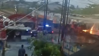Kereta Api Harina Sambar Truk di Perlintasan Kaligawe Semarang