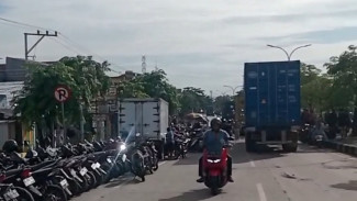 Jalan Kaligawe Semarang Lumpuh, Banjir Selutut Picu Macet 3 Kilometer