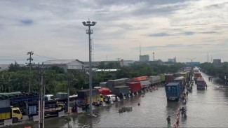 Banjir Ganggu Akses Menuju Stasiun Kereta Api di Semarang, Penumpang Diminta Berangkat 
