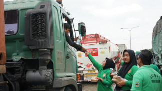 Kisah Sopir Truk Dua Hari Terjebak Banjir di Pantura Kaligawe Semarang, Untung Ada yang Datang Bagi-Bagi Nasi