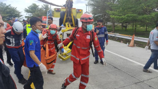 Evakuasi Korban Bus Terguling Berlangsung Dramatis, Tim SAR Gunakan Alat Khusus Untuk Lepakan Korban Terjepit