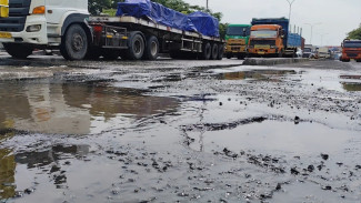 Awas! Lubang Menganga di  Jalan Kaligawe Semarang, Bagai Jeglongan Sewu