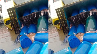 Truk Ikan Terguling di Jalan Kaligawe yang Banyak Berlubang, Ikan Tumpah Berceceran