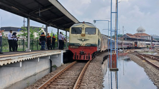 Rel di Semarang Mulai Tergenang Banjir, Kereta Api Ditarik Pakai Lokomotif Diesel Hidrolik
