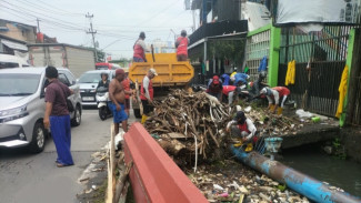 DPU Kota Semarang Kerahkan Seluruh Tenaga Lapangan Bersihkan Sampah di Saluran