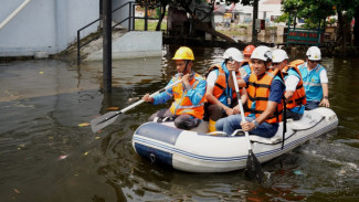 PLN Jateng DIY Amankan Kelistrikan dan Salurkan Bantuan Sembako untuk Korban Banjir