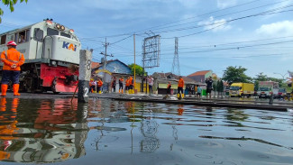 Banjir Rendam Rel di Semarang, Ribuan Calon Penumpang Kembalikan Tiket