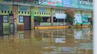 Sudah Seminggu Siswa SD Tambakrejo Semarang Tidak Sekolah, Ganti Renang-renangan di Lokasi Banjir