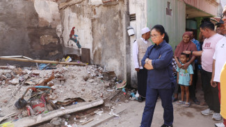 Tinjau Korban Rumah Roboh, Wali kota Agustina Pastikan Pendidikan Anak Korban Terjamin