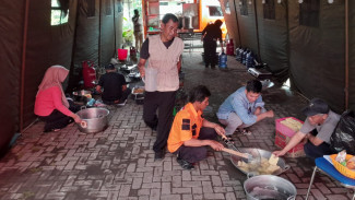 Respon Cepat Banjir, Pemkot Semarang Dirikan Dapur Umum Bantu Warga Terdampak Penuhi Kebutuhan Pangan