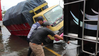 Petugas Dishub Jateng Angkut Warga dann Evakuasi Truk Terperosok Banjir Semarang