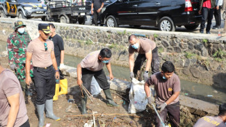 TNI-Polri dan Warga Kendal Bersihkan Sungai Aji Untuk Antisipasi Banjir