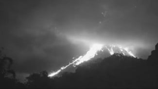 Merapi Masih Terus Luncurkan Awan Panas dan Lava Pijar Senin Dini Hari Hingga Pagi