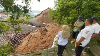 Talut Setinggi 8 Meter Ambrol Timpa Rumah Warga di Ungaran Barat