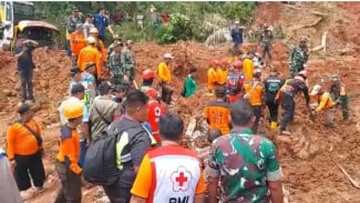 Longsor Cilacap, 3 Meninggal, 20 Warga Masih Hilang