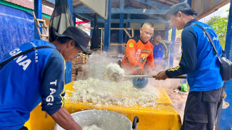 Dapur Umum Longsor Cibeunying Cilacap Memasak Ribuan Porsi Untuk Pengungsi dan Relawan