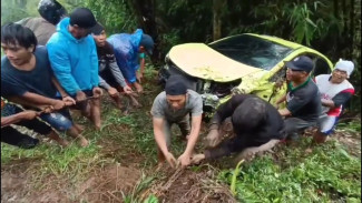 Mobil Masuk Jurang Sedalam 40 Meter, Sopir Selamat