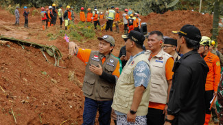 Bahaya, Warga Diminta Tidak Melihat Evakuasi Korban Longsor Cilacap dari Atas Tebing